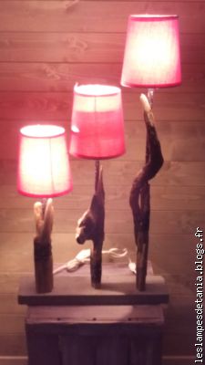 Lampe triple avec des bois collés sur le socle